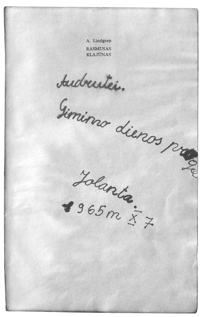 Jono Valonio nuotrauka.   „Iš senų knygų“ – bendro „Metų“ ir knygyno „Mint Vinetu“ dedikacijų projekto – iliustracija spaliui: 1965 m. spalio 7 dienos įrašas Astrid Lindgren knygoje „Rasmusas klajūnas“ („Vaga“, 1965, iš švedų k. vertė E. Stravinskienė)