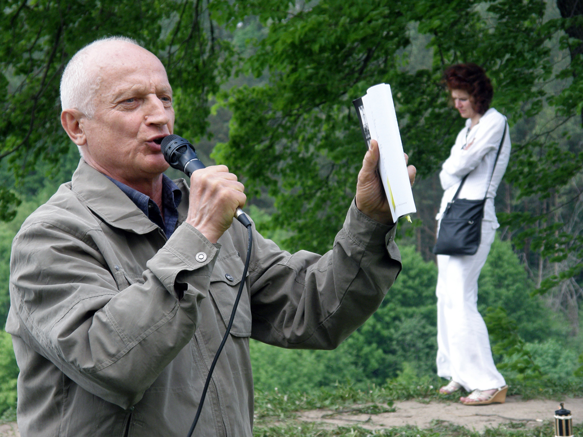 Poezijos pavasario 2010 akimirka ant Alytaus piliakalnio. Skaito Alesis Razanovas. Benedikto Januševičiaus nuotrauka