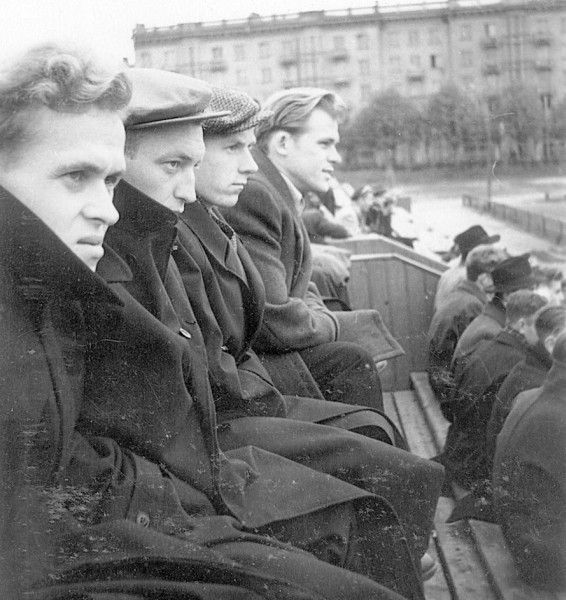 Vilniuje, Jaunimo stadione 1957 m. per futbolo rungtynes. Jonas Juškaitis antras iš dešinės. Asmeninio albumo nuotrauka