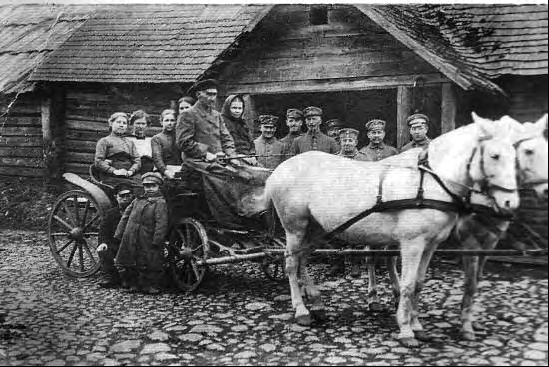 Knygnešio J. Varevičiaus brolis Jonas su žmona Joana sėdi vežime, 1918 m. Iš Panevėžio kraštotyros muziejaus rinkinių