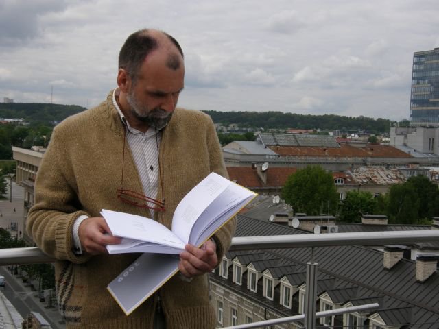 Aidas Marčėnas per „Poezijos pavasario 2009“ almanacho pristatymą. Gegužės 18 d.