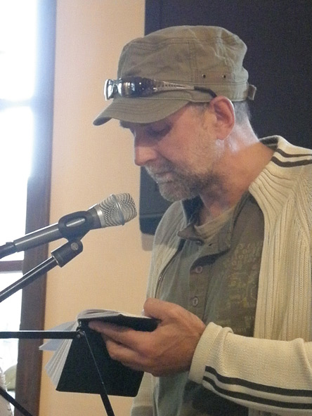 Aidas Marčėnas skaito eilėraščius Užupio kavinėje. Benedikto Januševičiaus nuotrauka