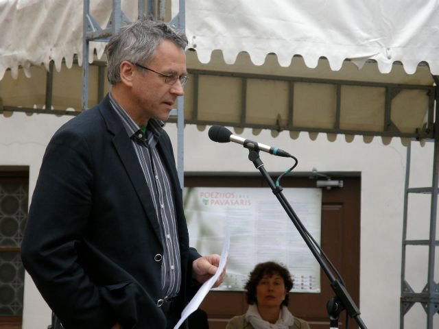 Alvydas Šlepikas per Baigiamąjį „Poezijos pavasario 2011“ vakarą. Benedikto Januševičiaus nuotrauka